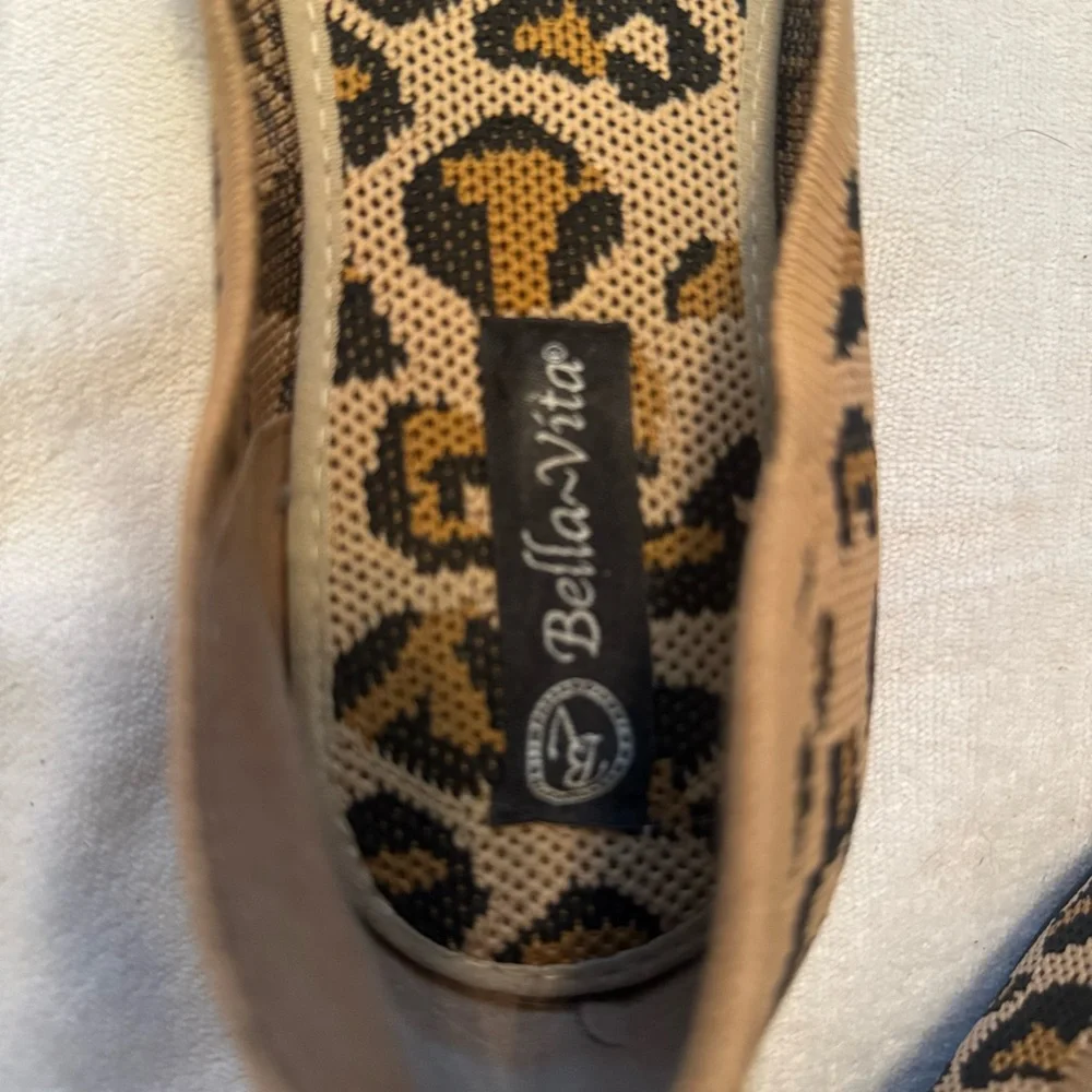 Bella Vita Mireya Leopard Print Pointed Toe‎ Flats Size 9 Animal Print Knit